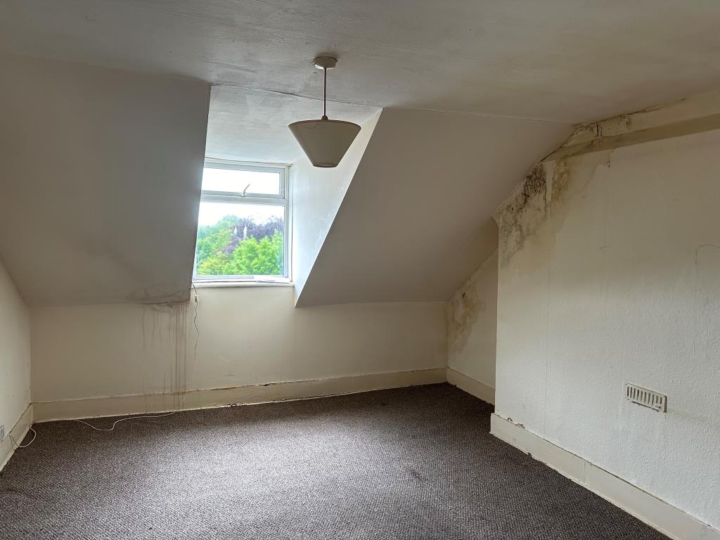 Lot: 130 - BLOCK OF FIVE FLATS FOR INVESTMENT - Top Floor Flat Lounge